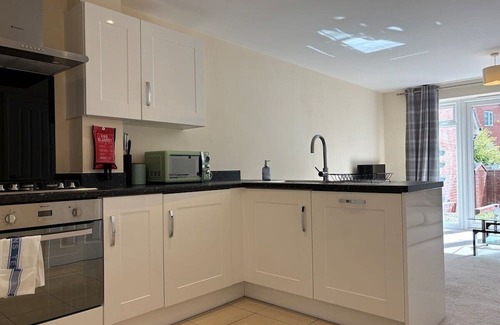Broadbridge Heath House | 4BR Home Gym 2BA Free Parking En-suite Near LGW Airport