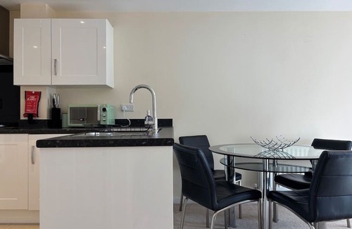 Broadbridge Heath House | 4BR Home Gym 2BA Free Parking En-suite Near LGW Airport