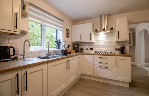 Walton House | Beautiful & Cosy Home | Driveway | Close to M1