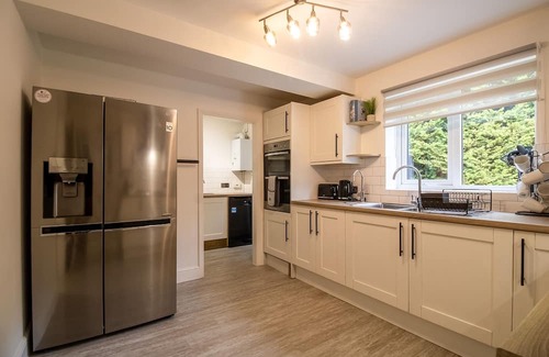 Walton House | Beautiful & Cosy Home | Driveway | Close to M1