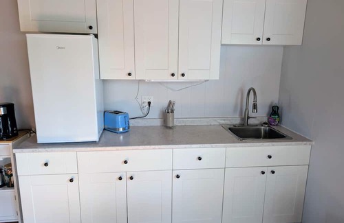 Alert Bay House | Cliff Haven on the Bay, Panoramic Ocean & Mountain views, 1 bdrm, 2 beds Cottage