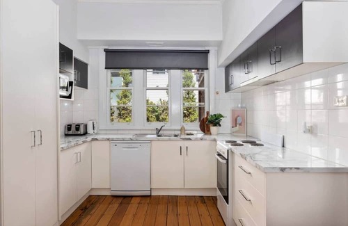 Bendigo House | Group Holiday - Sleeps 23