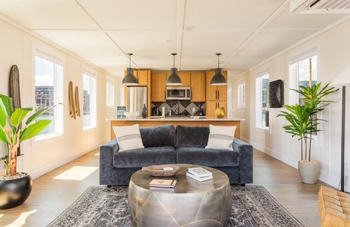 Canton Boat Rental | FLOHOM 12 - Luxe On-Water Retreat in Fells Point