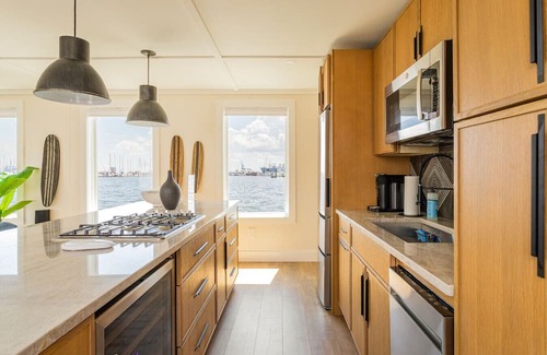 Canton Boat Rental | FLOHOM 12 - Luxe On-Water Retreat in Fells Point