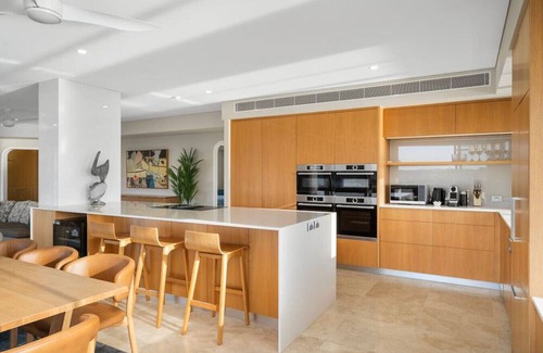 Hamilton Island Apartment | Luxury Sub-Penthouse Level 12 + Buggy + Transfers