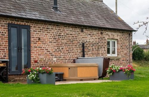 Burwardsley Cottage | Bolesworth Bothy - sleeps 2 guests in 1 bedroom