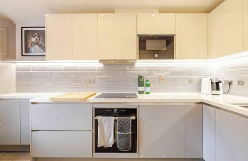 Wapping Apartment | 4 Bed High Rise Apartment Close to Tower Bridge with AC