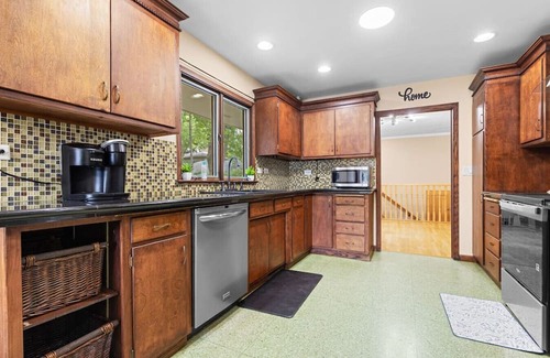 Rockford House | Spacious 4BR Retreat in Rockford