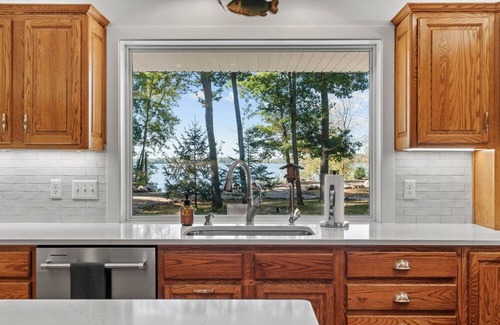 Dassel House | Stunning lakeshore retreat, sleeps 22, hot tub and sandy beach, Westview Lodge!