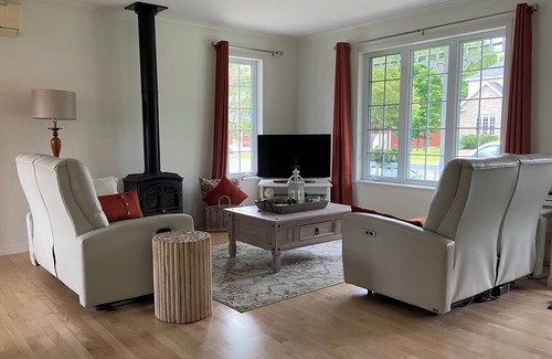 Breakeyville House | 10 minutes from the bridges, magnificent house in a quiet area
