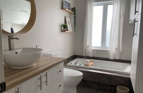 Breakeyville House | 10 minutes from the bridges, magnificent house in a quiet area