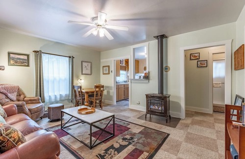 Garfield Cottage | Papa's Cottage- Dog Friendly- Close to Monarch