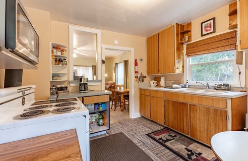 Garfield Cottage | Papa's Cottage- Dog Friendly- Close to Monarch