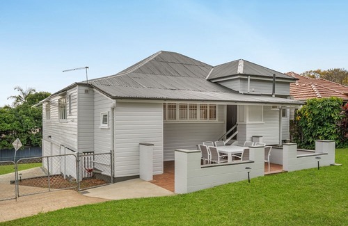 Newmarket House | Elegant 4-Bed Home Near Shops & Dining