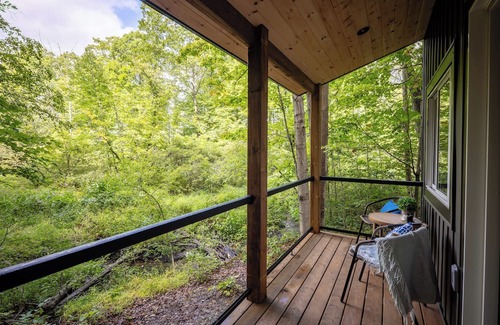 Pelham Cabin | Private Cabin | Refined Woodland Escape | Niagara, ON