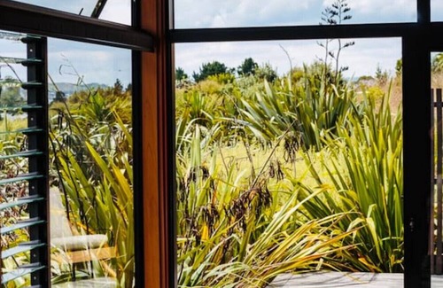 Raglan Cabin | Whare Tatū Raglan - Accommodation