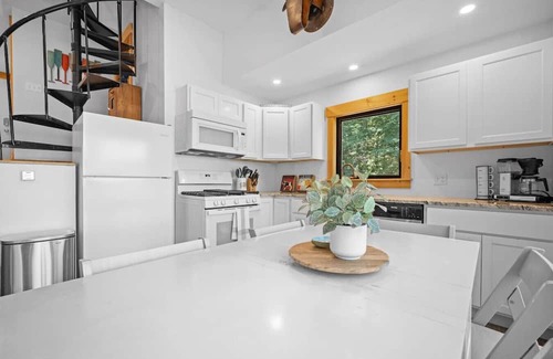 New Durham House | Lake Front Cabin with Private Dock & Amazing Views