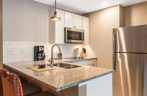 Cannonborough Elliotborough Resort | Bluegreen's King 583 Resort - Studio – Charleston Charm Meets Modern Luxury