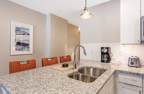 Cannonborough Elliotborough Resort | Bluegreen's King 583 Resort - Studio – Charleston Charm Meets Modern Luxury