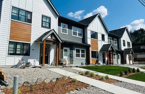 East Kootenay Condo | 3 BDRM Mountain View Condo in Radium Hot Springs, BC with Pool Table