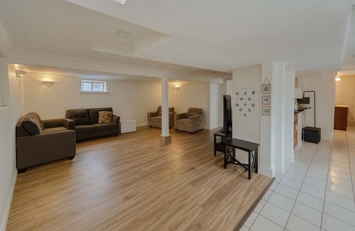 Saanich East Bed & Breakfast | Melrose Place Poolside Hideaway Basement Suite Sleeps 6+