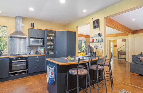 Matarangi House | Pine Haven - Matarangi Holiday Home