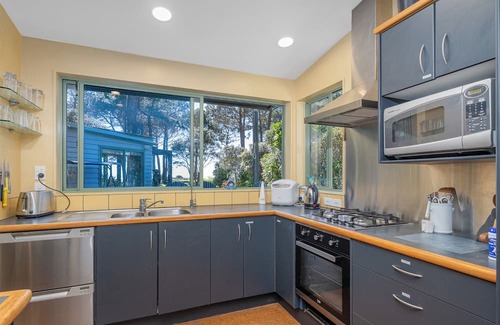 Matarangi House | Pine Haven - Matarangi Holiday Home