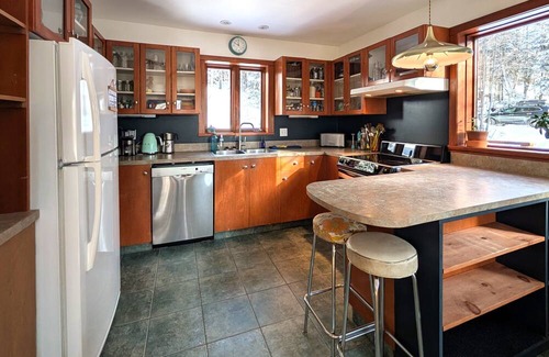 Val David Ski Chalet | Maison du luthier - 2 km from Val-David village, in the middle of the forest! Ideal for families