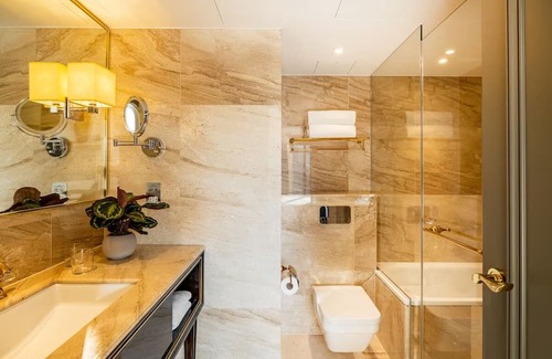 Portsoken Hotel | Junior Suite in East London – Walk-In Shower, City Views