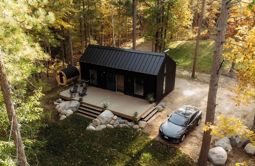 Hackensack Cabin | Modern Cabin in Forrest with Cedar Barrel Sauna