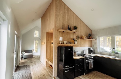 Hackensack Cabin | Modern Cabin in Forrest with Cedar Barrel Sauna