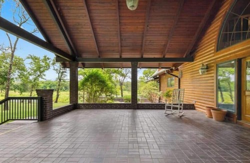 Bowring Apartment | Shoreline Lodge on Private Lake