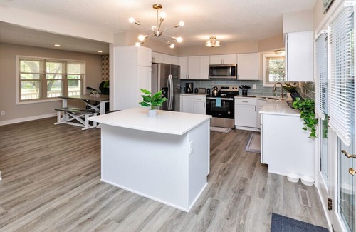 Clive Apartment | Modern Comfort in Des Moines` West Side 4BR/2.5BR