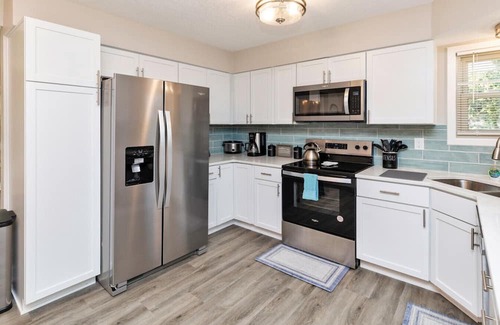 Clive Apartment | Modern Comfort in Des Moines` West Side 4BR/2.5BR