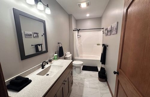 Muscatine Apartment | New 2-bedroom loft in center of Downtown Muscatine. Shopping, food, pubs nearby.