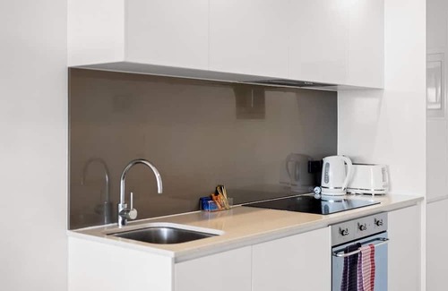 Bowen Hills Apartment | Belise - 16th floor Executive Apt for 2 plus parking