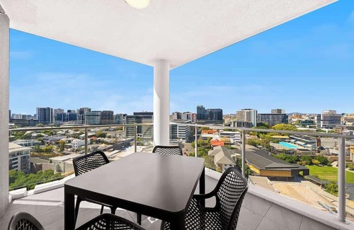 Bowen Hills Apartment | Belise - Executive 14th Floor Apt for 2 plus parking