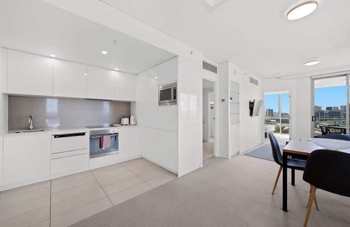 Bowen Hills Apartment | Belise - Executive 14th Floor Apt for 2 plus parking