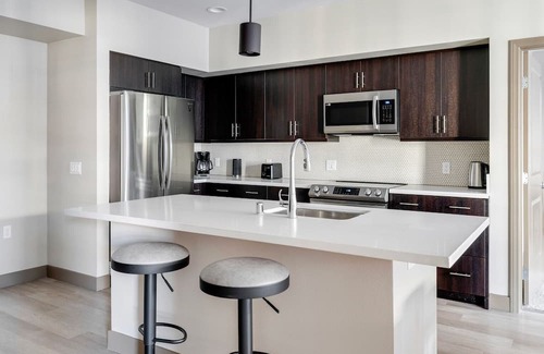 Burlingame Apartment | Blueground | Lyon Hoag, rooftop, nr Bayfront Park