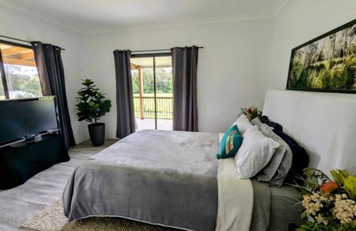 Bunyah Bed & Breakfast | Forest Creek Retreat - Double Room with Mountain View