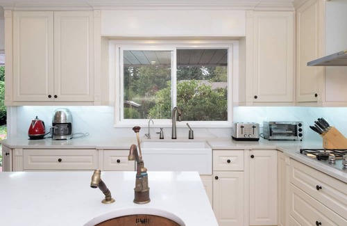 Surrey House | Spacious 5BR w/Pool & 5 Baths – Surrey Retreat