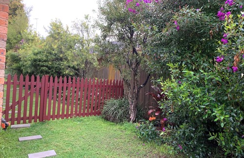 Mount Colah House | Chic Modern Getaway with Stunning garden view Granny Flat in MC 2079