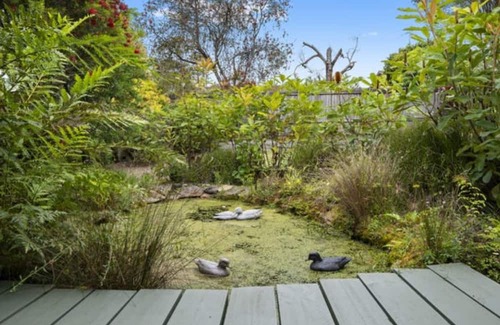 Mount Colah House | Chic Modern Getaway with Stunning garden view Granny Flat in MC 2079
