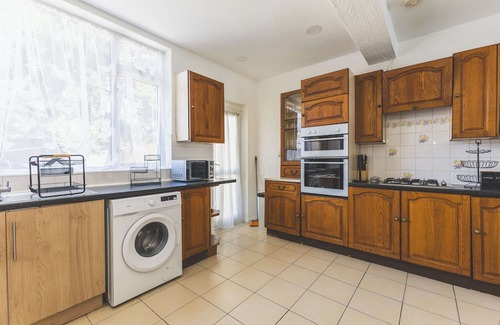 Cranford House | Spacious 5BD Home w/Garden & Parking, Hounslow