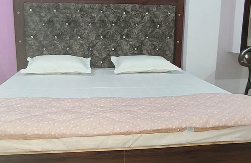 Mathura House | Tranquil 2-bedroom house in charming Mathura with AC