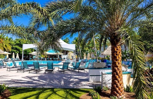 Captiva Hotel | Spacious Poolside Unit w/Balcony | Free Parking | Outdoor Swimming Pool