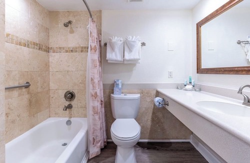 Captiva Hotel | Family-Friendly Comfort! Bay View Unit w/Balcony | Outdoor Pool | Free Parking