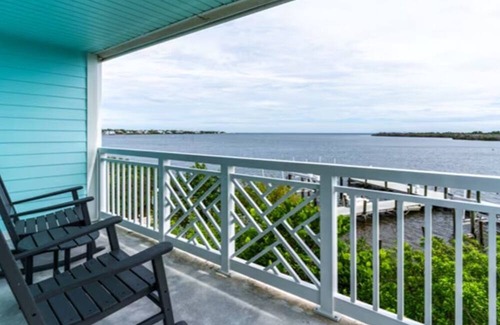 Captiva Hotel | Bay View Studio w/Balcony Views! | Free Parking | Onsite Pool | Private Beach