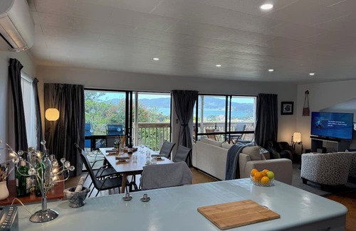 Cable Bay House | Breathtaking Bay Views | Walk to Coopers Beach