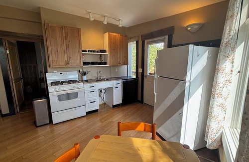 Pinedale Apartment | Bright, sun-filled apartment with floor-to-ceiling windows